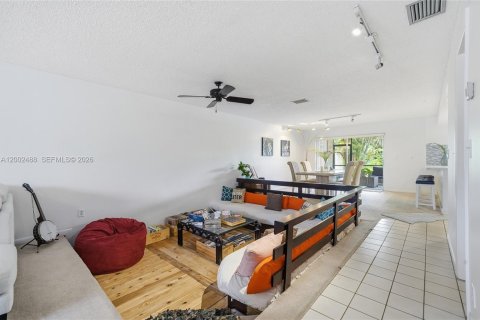 Condo in Coral Springs, Florida, 3 bedrooms  № 2066908 - photo 7