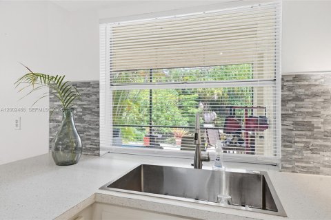 Condo in Coral Springs, Florida, 3 bedrooms  № 2066908 - photo 13