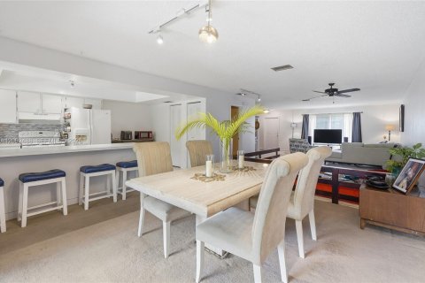 Condo in Coral Springs, Florida, 3 bedrooms  № 2066908 - photo 17