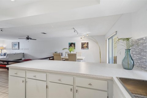 Condo in Coral Springs, Florida, 3 bedrooms  № 2066908 - photo 12