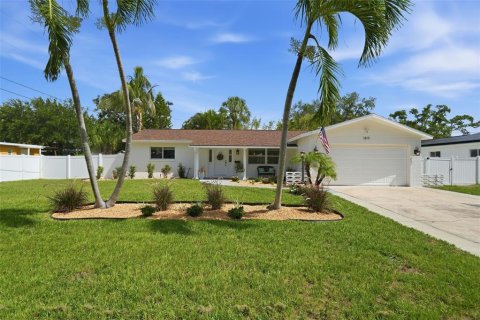 House in Saint Petersburg, Florida 4 bedrooms, 172.8 sq.m. № 2216218 - photo 2