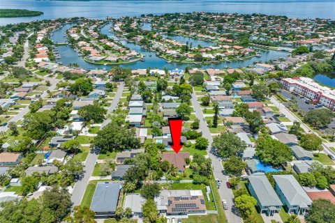 House in Saint Petersburg, Florida 4 bedrooms, 172.8 sq.m. № 2216218 - photo 28