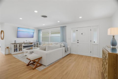 House in Saint Petersburg, Florida 4 bedrooms, 172.8 sq.m. № 2216218 - photo 9
