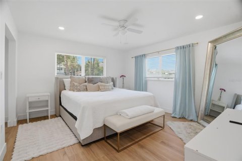 House in Saint Petersburg, Florida 4 bedrooms, 172.8 sq.m. № 2216218 - photo 16