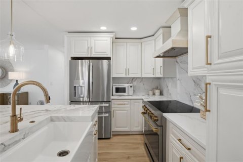 House in Saint Petersburg, Florida 4 bedrooms, 172.8 sq.m. № 2216218 - photo 7