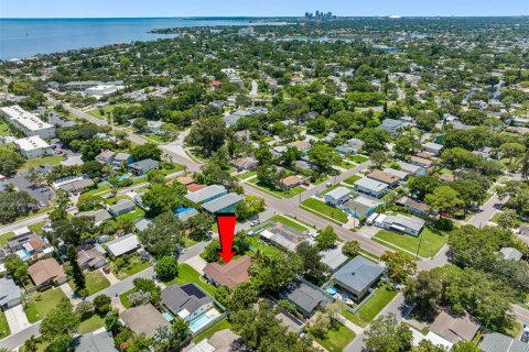 House in Saint Petersburg, Florida 4 bedrooms, 172.8 sq.m. № 2216218 - photo 29