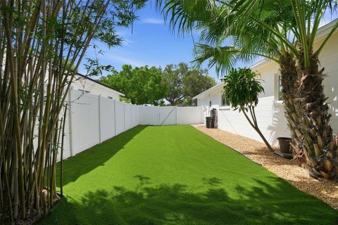 House in Saint Petersburg, Florida 4 bedrooms, 172.8 sq.m. № 2216218 - photo 26