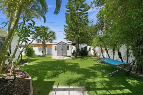 House in Saint Petersburg, Florida 4 bedrooms, 172.8 sq.m. № 2216218 - photo 27