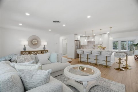 House in Saint Petersburg, Florida 4 bedrooms, 172.8 sq.m. № 2216218 - photo 8