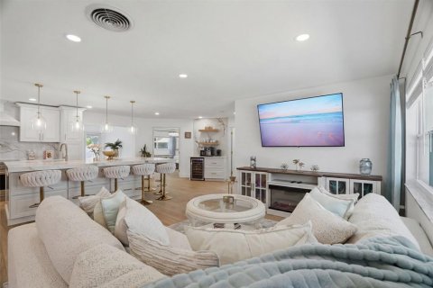 House in Saint Petersburg, Florida 4 bedrooms, 172.8 sq.m. № 2216218 - photo 4