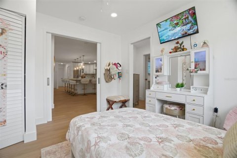 House in Saint Petersburg, Florida 4 bedrooms, 172.8 sq.m. № 2216218 - photo 13