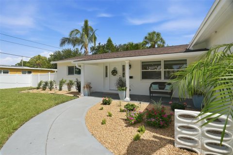 House in Saint Petersburg, Florida 4 bedrooms, 172.8 sq.m. № 2216218