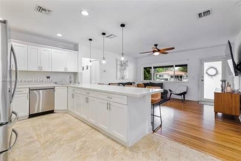 House in West Miami, Florida 4 bedrooms, 151.43 sq.m. № 1944097 - photo 7