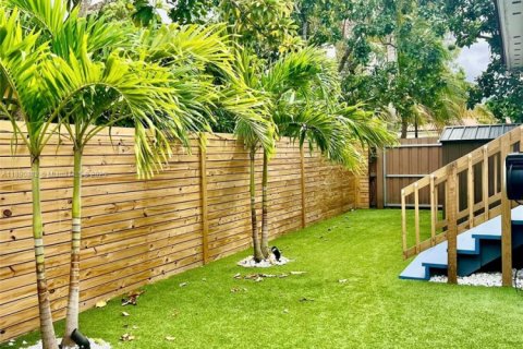 House in West Miami, Florida 4 bedrooms, 151.43 sq.m. № 1944097 - photo 28