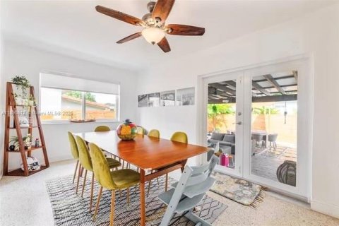 House in West Miami, Florida 4 bedrooms, 151.43 sq.m. № 1944097 - photo 19