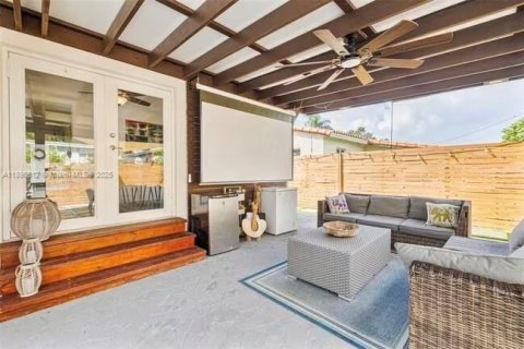 House in West Miami, Florida 4 bedrooms, 151.43 sq.m. № 1944097 - photo 4