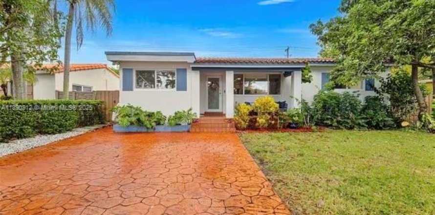 House in West Miami, Florida 4 bedrooms, 151.43 sq.m. № 1944097