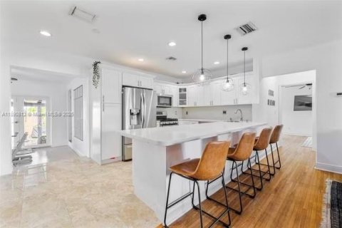 House in West Miami, Florida 4 bedrooms, 151.43 sq.m. № 1944097 - photo 6