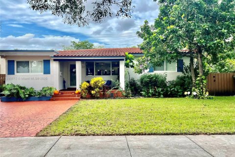 House in West Miami, Florida 4 bedrooms, 151.43 sq.m. № 1944097 - photo 30