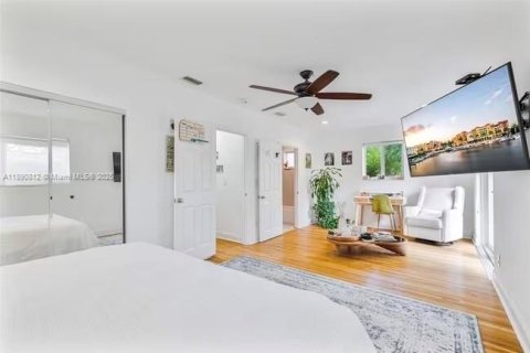 House in West Miami, Florida 4 bedrooms, 151.43 sq.m. № 1944097 - photo 11