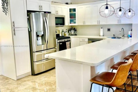 House in West Miami, Florida 4 bedrooms, 151.43 sq.m. № 1944097 - photo 8