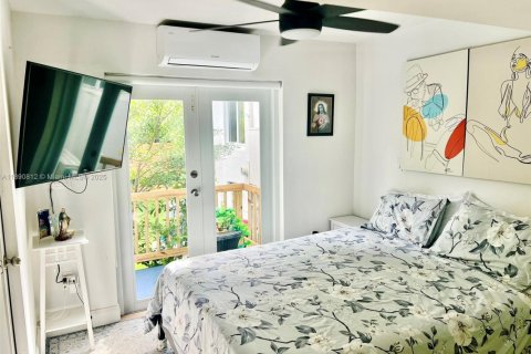 House in West Miami, Florida 4 bedrooms, 151.43 sq.m. № 1944097 - photo 22