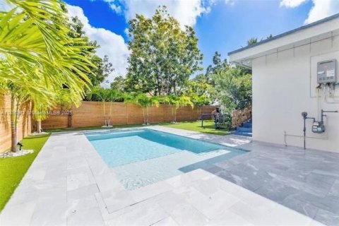House in West Miami, Florida 4 bedrooms, 151.43 sq.m. № 1944097 - photo 26