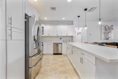 House in West Miami, Florida 4 bedrooms, 151.43 sq.m. № 1944097 - photo 9