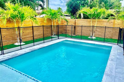 House in West Miami, Florida 4 bedrooms, 151.43 sq.m. № 1944097 - photo 2