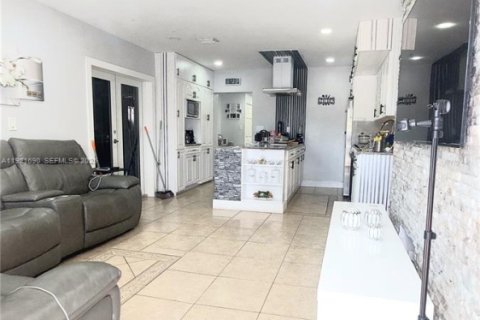 House in Miami, Florida 3 bedrooms, 195.47 sq.m. № 2076779 - photo 8