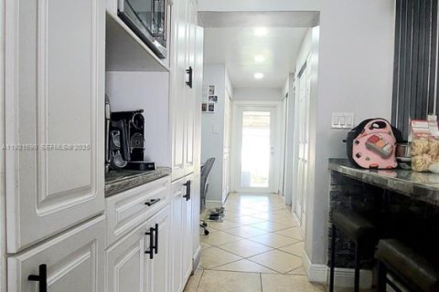 House in Miami, Florida 3 bedrooms, 195.47 sq.m. № 2076779 - photo 23