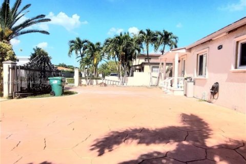 House in Miami, Florida 3 bedrooms, 195.47 sq.m. № 2076779 - photo 5
