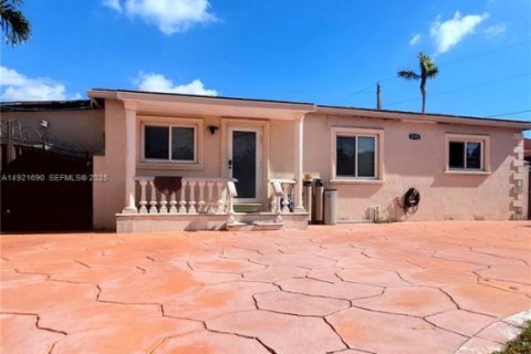 House in Miami, Florida 3 bedrooms, 195.47 sq.m. № 2076779 - photo 6
