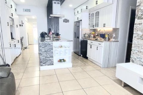House in Miami, Florida 3 bedrooms, 195.47 sq.m. № 2076779 - photo 9