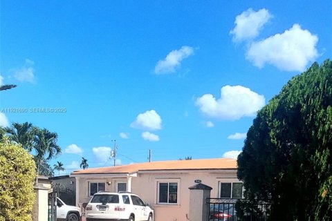 House in Miami, Florida 3 bedrooms, 195.47 sq.m. № 2076779 - photo 2