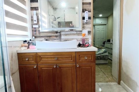 House in Miami, Florida 3 bedrooms, 195.47 sq.m. № 2076779 - photo 19