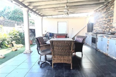 House in Miami, Florida 3 bedrooms, 195.47 sq.m. № 2076779 - photo 25