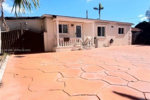 House in Miami, Florida 3 bedrooms, 195.47 sq.m. № 2076779 - photo 3