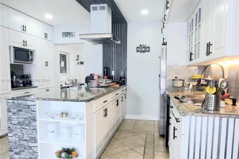 House in Miami, Florida 3 bedrooms, 195.47 sq.m. № 2076779 - photo 10