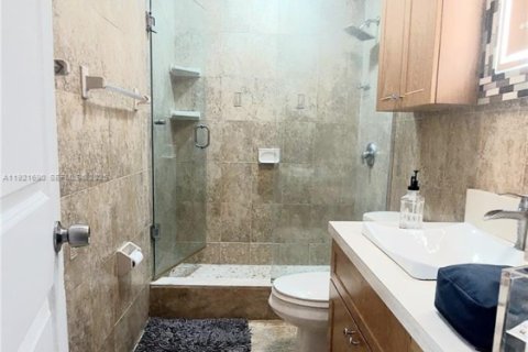 House in Miami, Florida 3 bedrooms, 195.47 sq.m. № 2076779 - photo 14