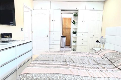 House in Miami, Florida 3 bedrooms, 195.47 sq.m. № 2076779 - photo 17