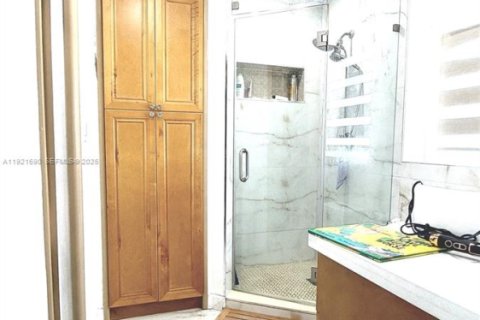 House in Miami, Florida 3 bedrooms, 195.47 sq.m. № 2076779 - photo 18