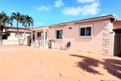 House in Miami, Florida 3 bedrooms, 195.47 sq.m. № 2076779 - photo 4