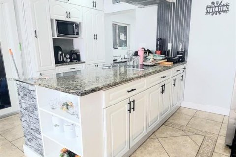 House in Miami, Florida 3 bedrooms, 195.47 sq.m. № 2076779 - photo 12