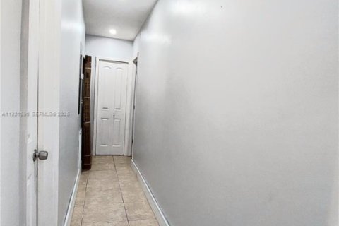 House in Miami, Florida 3 bedrooms, 195.47 sq.m. № 2076779 - photo 13