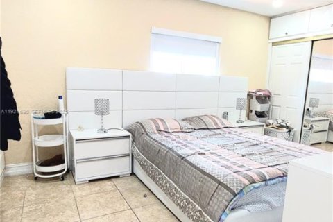 House in Miami, Florida 3 bedrooms, 195.47 sq.m. № 2076779 - photo 15