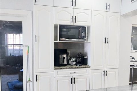 House in Miami, Florida 3 bedrooms, 195.47 sq.m. № 2076779 - photo 11