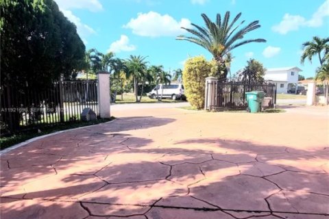 House in Miami, Florida 3 bedrooms, 195.47 sq.m. № 2076779 - photo 7