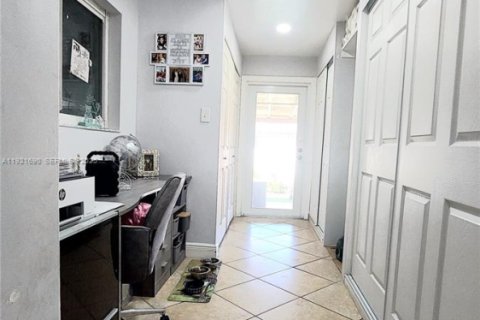 House in Miami, Florida 3 bedrooms, 195.47 sq.m. № 2076779 - photo 24