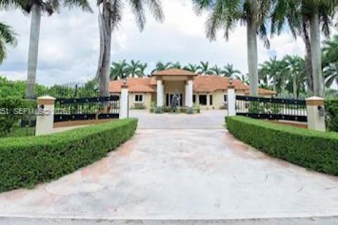House in Miami, Florida 7 bedrooms, 403.47 sq.m. № 2152541